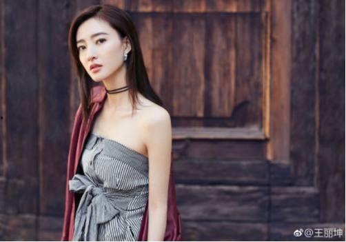 王丽坤演员光脚生活照,素颜下的真实魅力