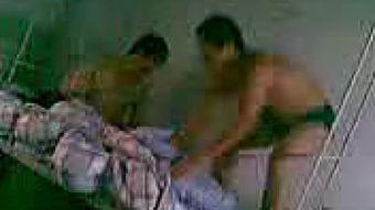 搞笑裸睡图片男,床单上的欢乐喜剧