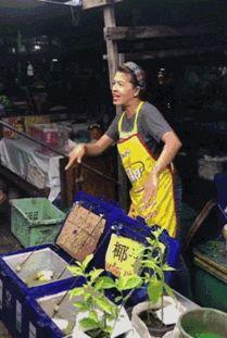 网红劈椰子视频,惊险瞬间引网友热议